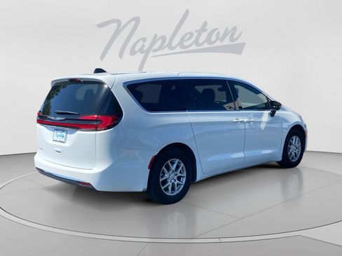 Used 2025 Chrysler Pacifica Select FWD image 6