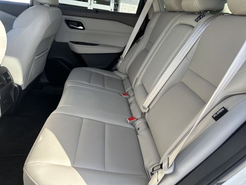 Used 2021 Nissan Rogue SV w/ Premium Package image 12