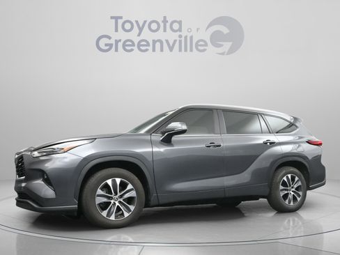 Used 2023 Toyota Highlander XLE FWD image 2