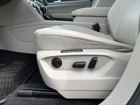 Used 2018 Volkswagen Atlas SEL w/ R-Line Package AWD/4WD image 30