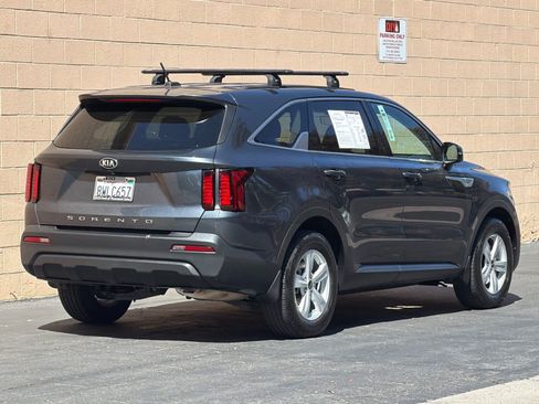 Used 2021 Kia Sorento LX FWD image 2