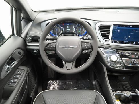 New 2026 Chrysler Pacifica Limited w/ S Appearance Package image 20