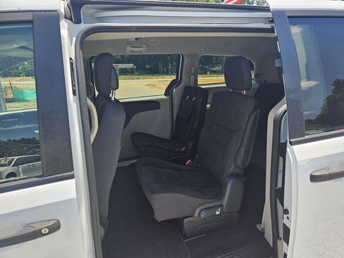 Used 2019 Dodge Grand Caravan SE FWD image 18