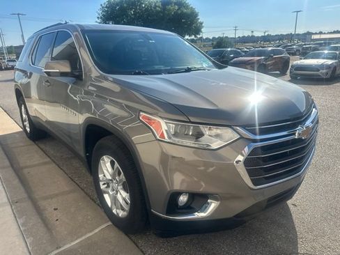 Used 2019 Chevrolet Traverse LT FWD image 3