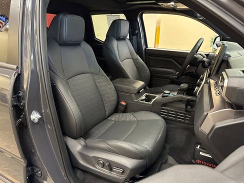 Used 2025 Toyota Tacoma TRD Sport w/ TRD Sport Premium Package AWD/4WD image 15