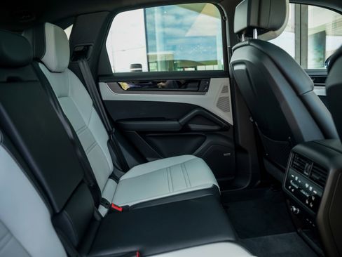 Certified 2025 Porsche Cayenne E-Hybrid image 31