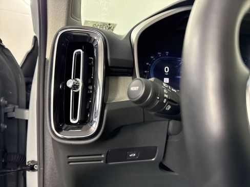 Used 2025 Volvo XC40 B5 Core image 14