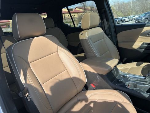 Used 2023 Chevrolet Traverse Premier image 39