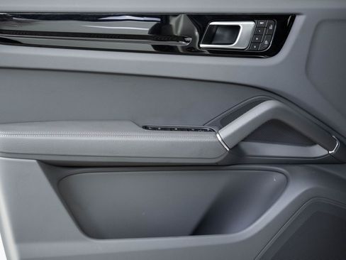 Certified 2023 Porsche Cayenne AWD/4WD image 6