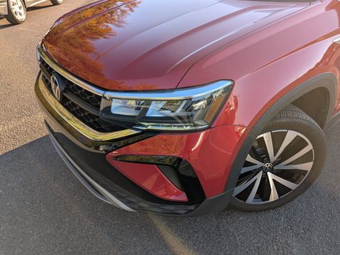 Used 2024 Volkswagen Taos SE w/ Panoramic Sunroof Package image 13