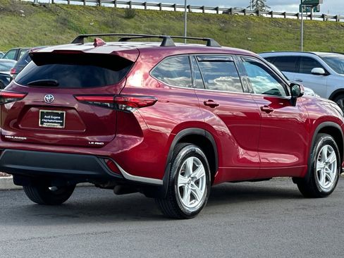 Used 2020 Toyota Highlander LE image 3