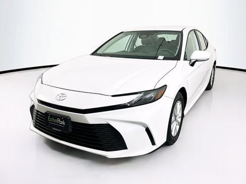 Used 2025 Toyota Camry LE image 3
