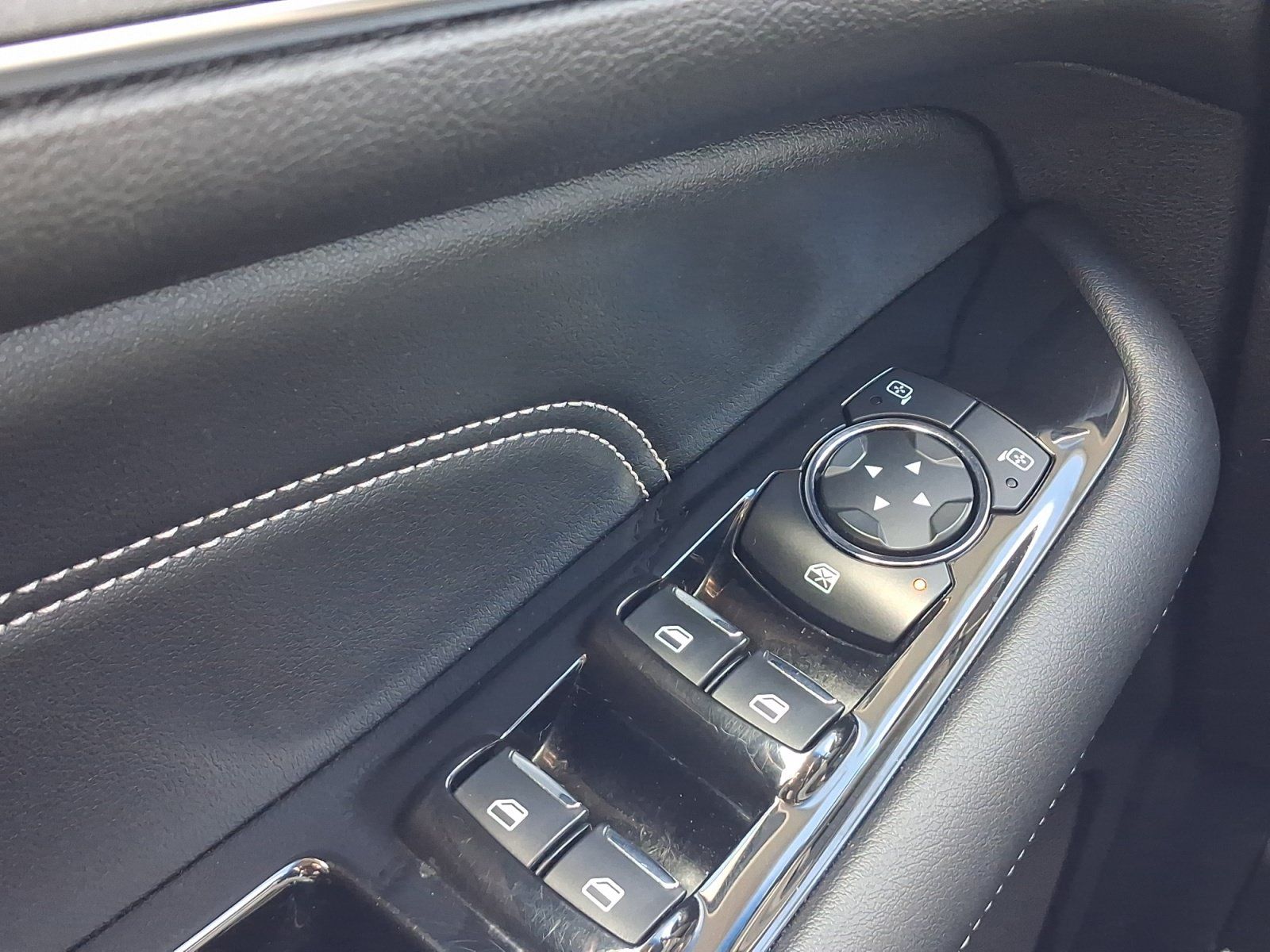 Used 2019 Ford Edge Titanium FWD image 13