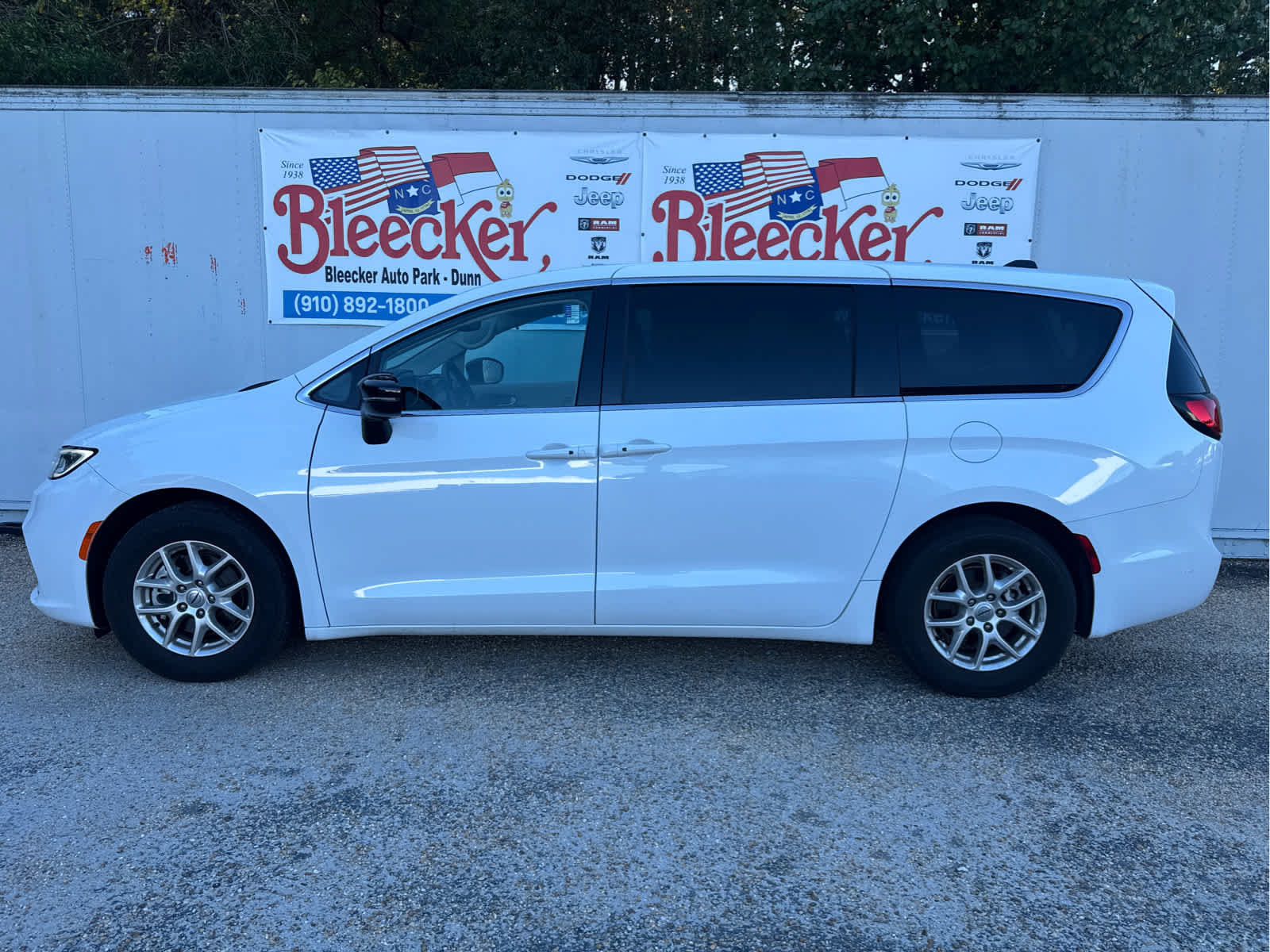 Used 2024 Chrysler Pacifica Touring-L FWD image 7