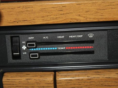 Used 1989 Jeep Grand Wagoneer image 23