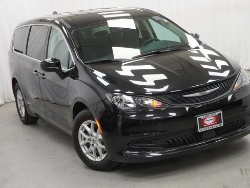 Used 2023 Chrysler Voyager LX image 8