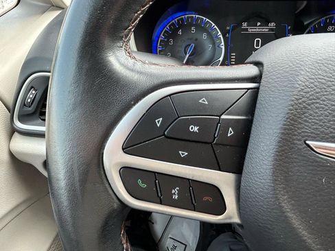 Used 2018 Chrysler Pacifica Touring-L w/ Tire & Wheel Group FWD image 17
