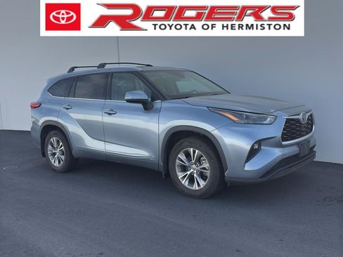 Used 2022 Toyota Highlander XLE AWD/4WD image 1