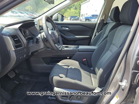 Used 2025 Nissan Rogue SV FWD image 3