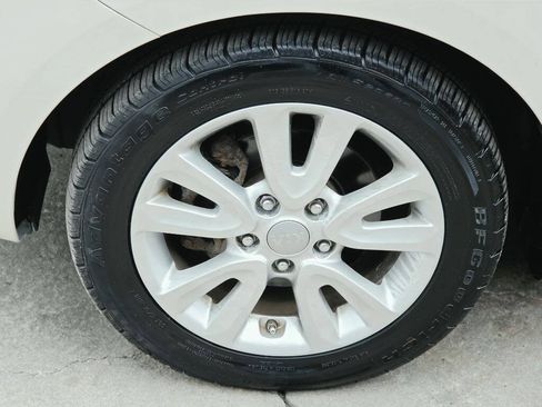 Used 2013 Kia Soul FWD image 2