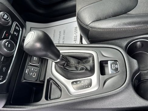 Used 2018 Jeep Cherokee Latitude Plus FWD image 18