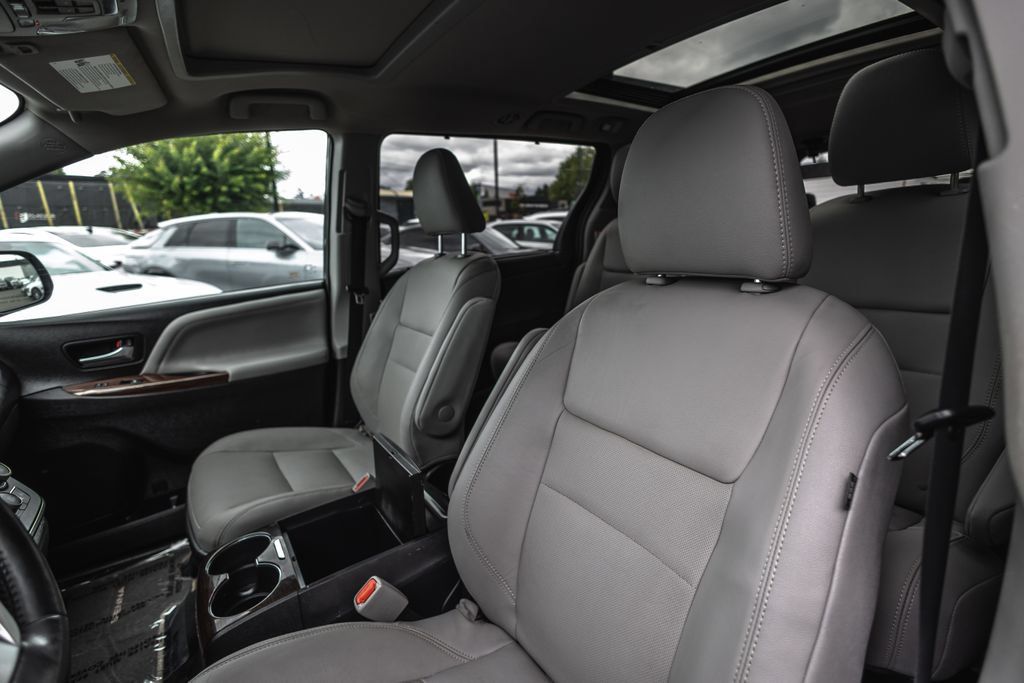 Used 2020 Toyota Sienna Limited AWD/4WD image 18
