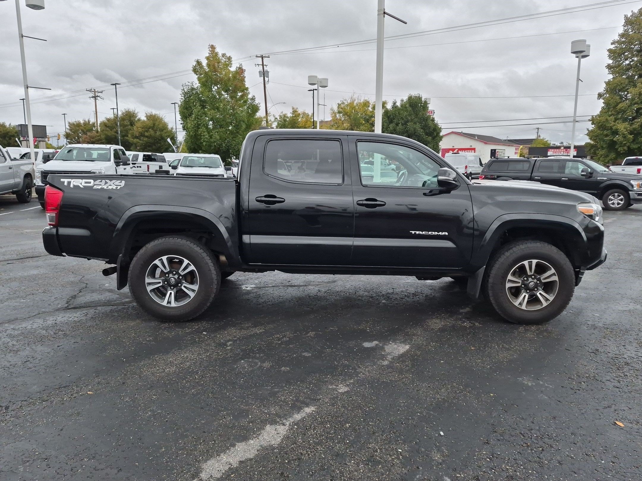 Used 2017 Toyota Tacoma TRD Sport w/ Tow Package (A/T) AWD/4WD image 2