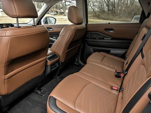 Used 2024 Nissan Pathfinder Platinum w/ Cargo Package image 17