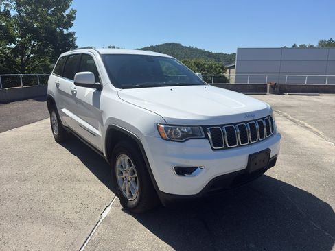 Used 2020 Jeep Grand Cherokee Laredo AWD/4WD image 3