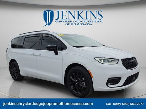 Used 2024 Chrysler Pacifica Limited AWD/4WD image 12