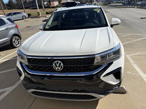 Used 2023 Volkswagen Taos SE image 3
