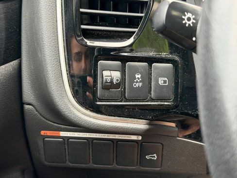 Used 2018 Mitsubishi Outlander LE FWD image 16