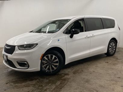 Used 2024 Chrysler Pacifica Select