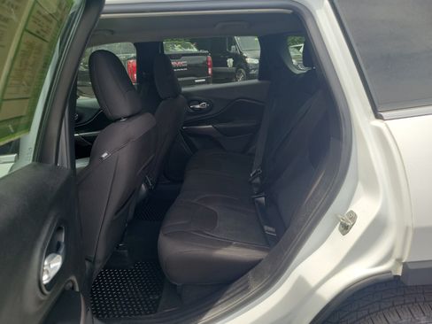 Used 2019 Jeep Cherokee Latitude w/ Popular Appearance Group FWD image 14