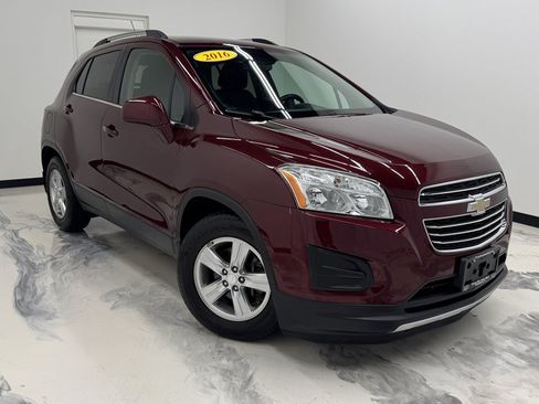 Used 2016 Chevrolet Trax LT w/ LT Sun and Sound Package FWD image 2