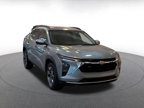 Used 2025 Chevrolet Trax LT FWD image 3