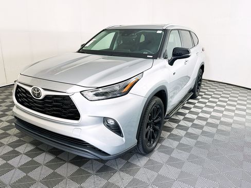 Used 2023 Toyota Highlander XLE FWD image 7