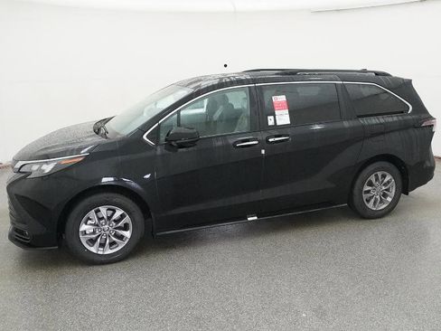 New 2026 Toyota Sienna XLE image 5