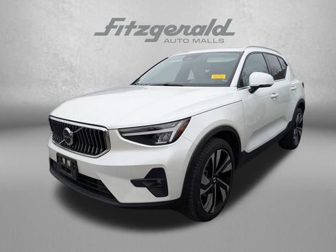 Used 2023 Volvo XC40 B4 Plus image 3