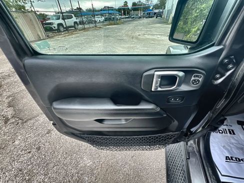 Used 2018 Jeep Wrangler Unlimited Sahara AWD/4WD image 21