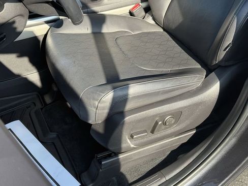Used 2022 Kia Carnival LX FWD image 13