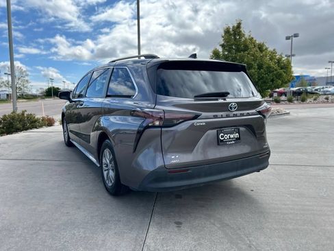 Used 2024 Toyota Sienna LE w/ LE Plus Package AWD/4WD image 5