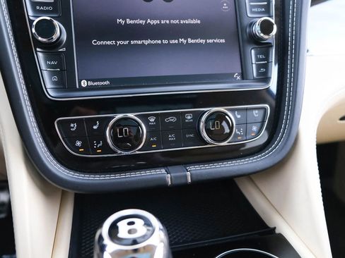 Used 2018 Bentley Bentayga image 40