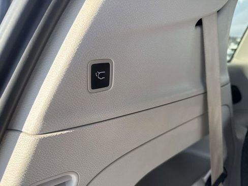 Used 2024 Chrysler Pacifica Touring-L image 8