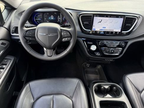 Used 2024 Chrysler Pacifica Limited FWD image 12