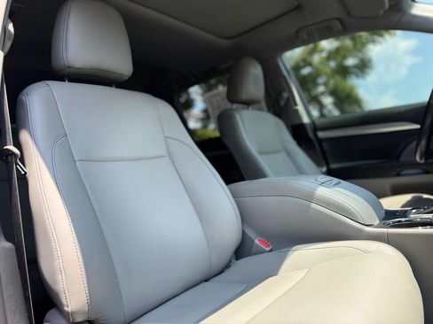 Used 2019 Toyota Highlander XLE AWD/4WD image 29
