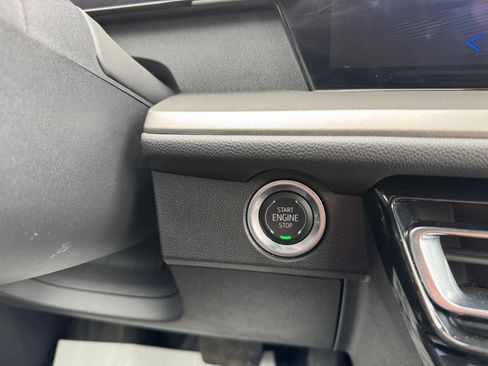 Used 2025 Chevrolet Traverse LT w/ Driver Confidence Package image 6