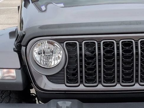 Used 2025 Jeep Gladiator Mojave AWD/4WD image 10