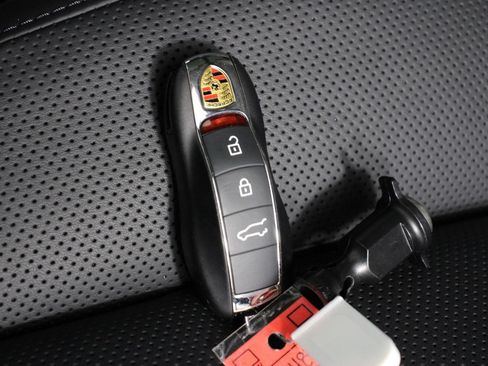 Certified 2026 Porsche Macan AWD/4WD image 34