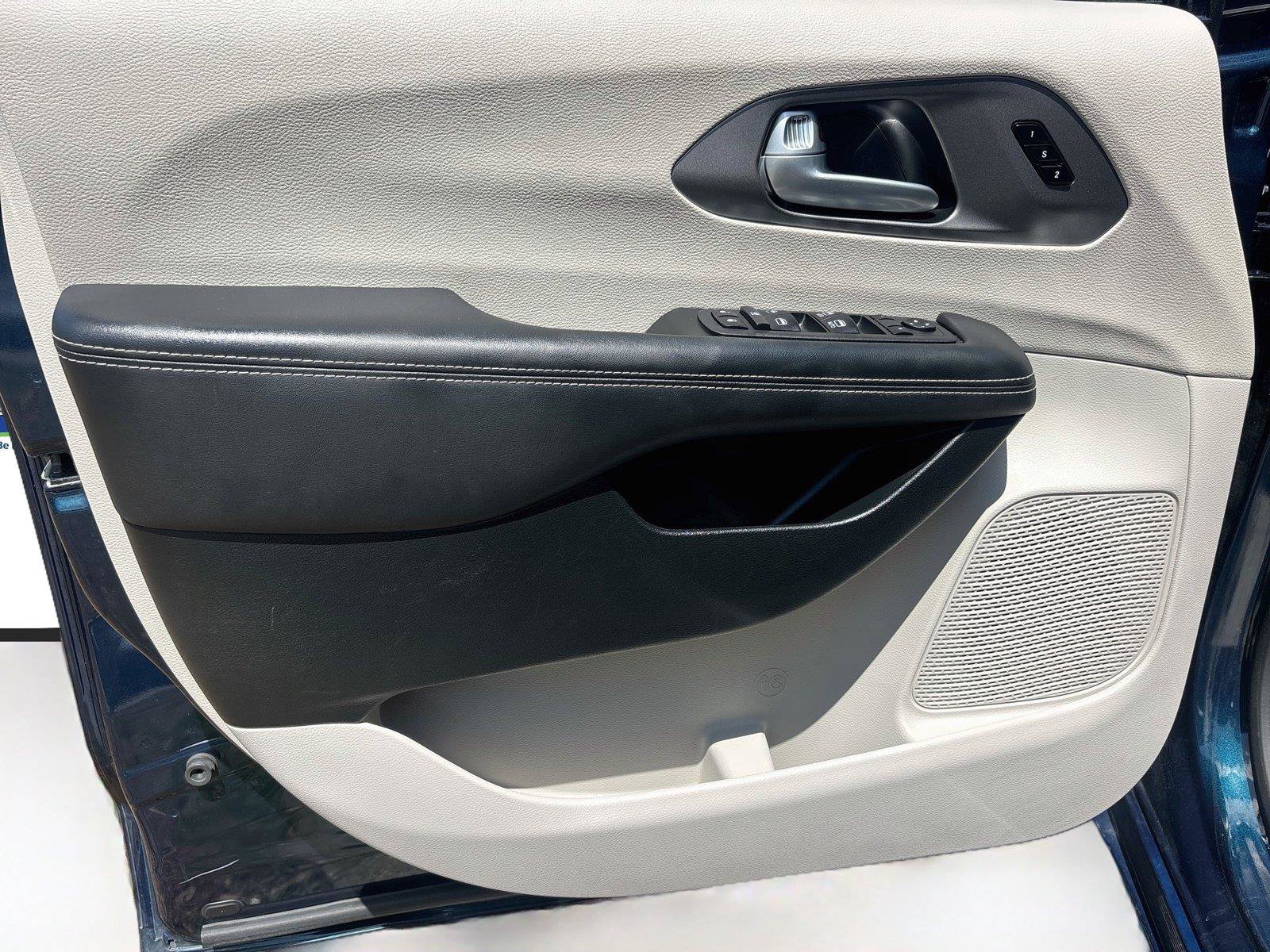 Used 2023 Chrysler Pacifica Touring-L FWD image 19